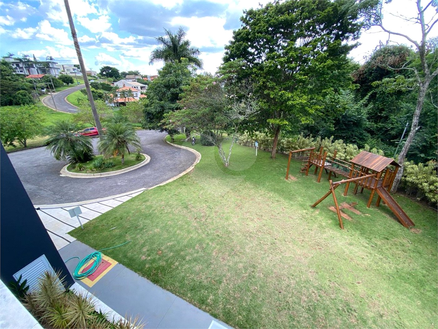 Casa à venda com 4 quartos, sendo 3 suítes,  no condomínio Jardim das Palmeiras, Bragança Paulista - SP
