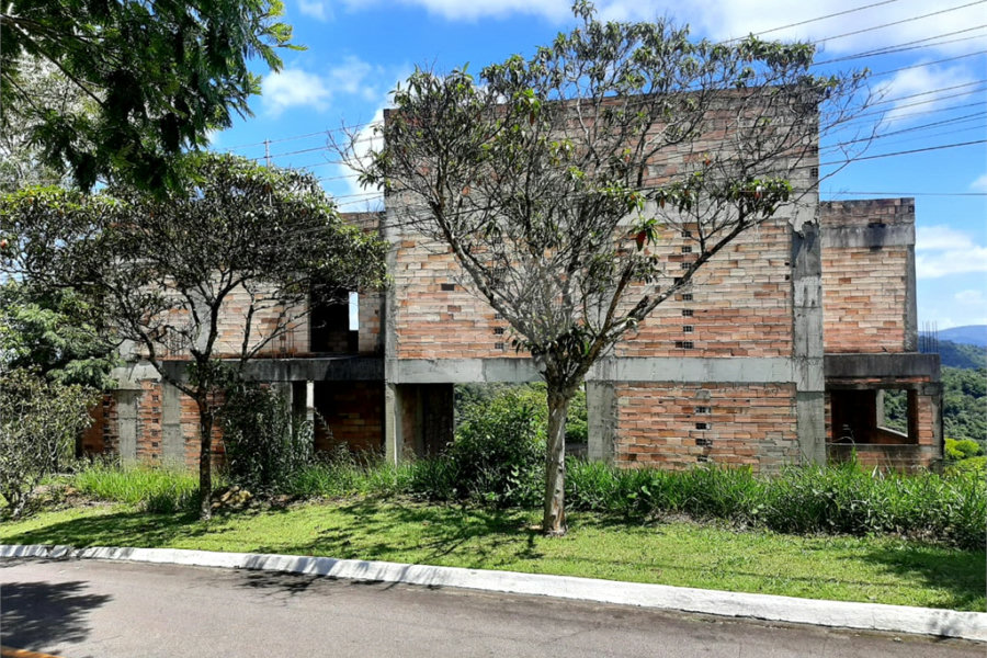Sobrado à venda com 4 suítes em Roseira, Mairiporã, SP