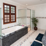 Sobrado à venda com 4 quartos, sendo 2 suítes, em Alto da Boa Vista, São Paulo, SP