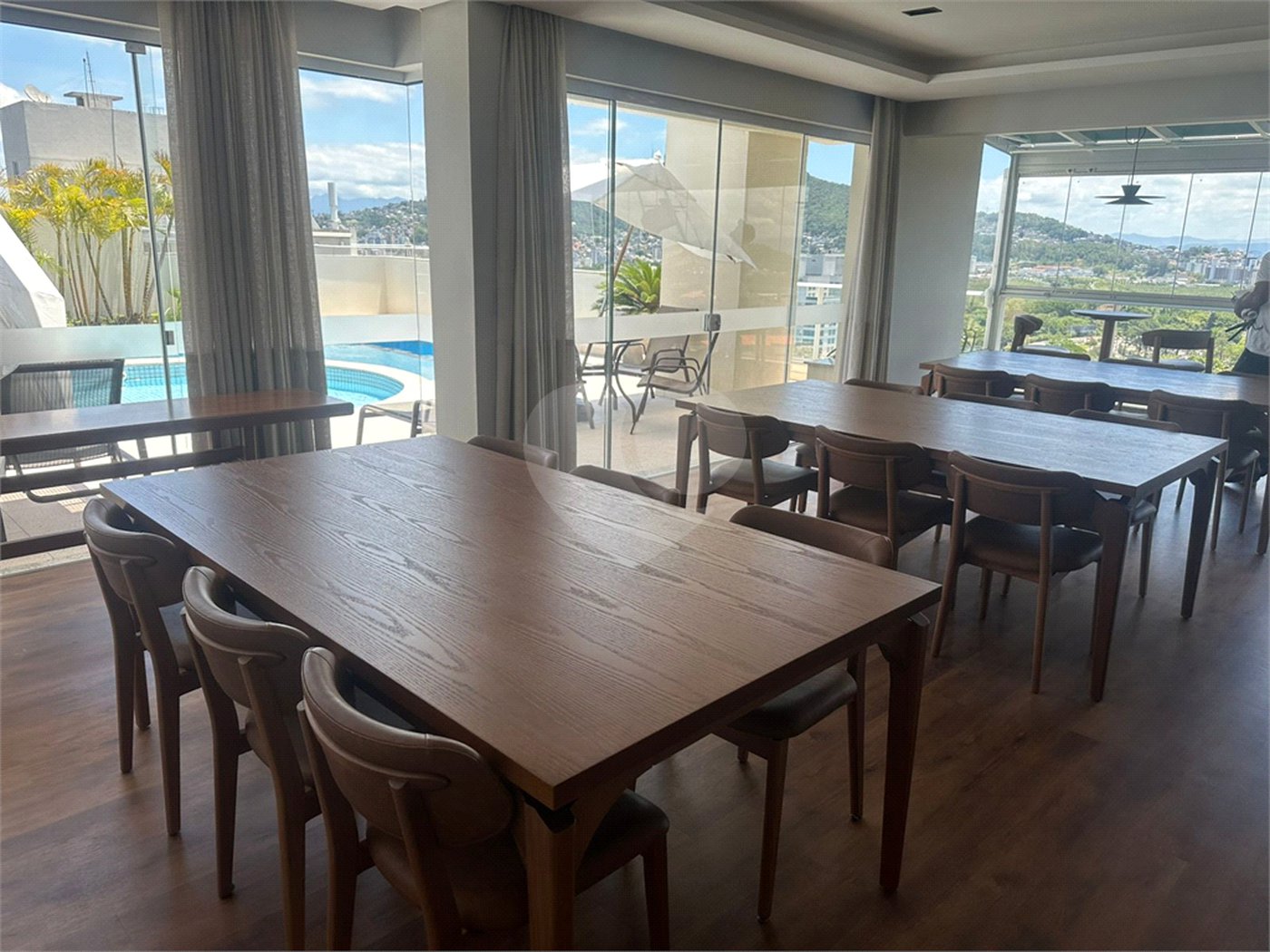 Apartamento à venda ou para alugar com 2 suítes em Itacorubi, Florianópolis, SC
