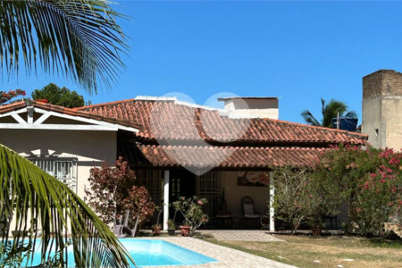 Casa à venda com 3 quartos, sendo 1 suíte, no Centro, Santa Cruz Cabrália, BA