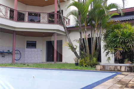 Casa à venda com 4 quartos, sendo 3 suítes, no condomínio Arujá 5, Arujá - SP