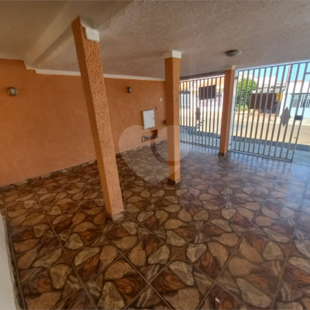 Casa térrea com 2 dormitórios.