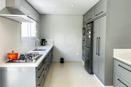 Casa à venda com 4 quartos, sendo 2 suítes, no condomínio Residencial Vila Lagos, São Paulo - SP