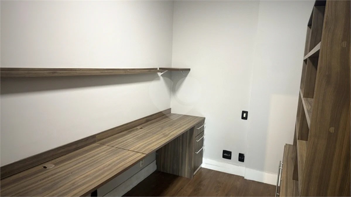 Apartamento de 155 m² com 4 dormitórios, varanda e 2 vagas de garagem. Condomínio com piscinas adulto, infantil e aquecida, lazer e portaria 24 horas.