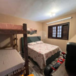 Chácara com excelente infraestrutura, contendo casa com 8 dormitórios, 900 m² de área construída, área total de 3000m², piscina adulto e infantil, churrasqueira, quadra gramada de futebol - Rio Acima - Atibaia/SP 900 m² Área construída 3.000 m² Área do terreno