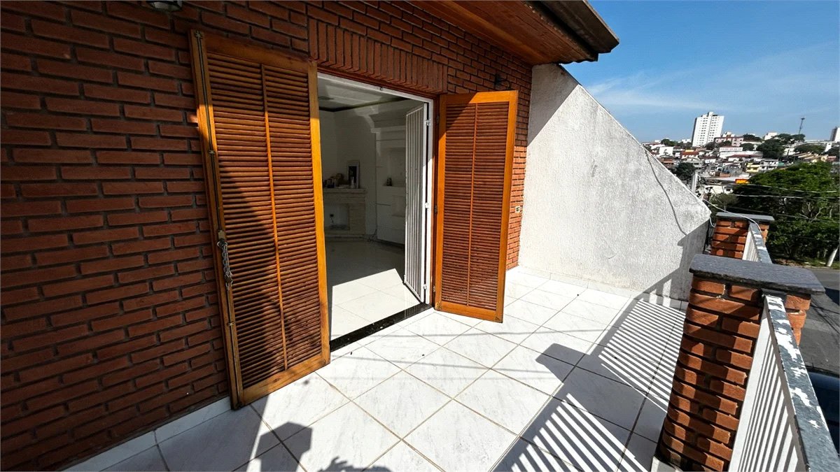 Sobrado à venda com 3 quartos, sendo 2 suítes, em Cidade São Francisco, São Paulo, SP