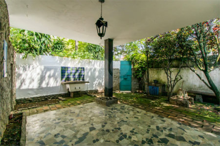 Casa à venda em Moema de 280m² com 4 dormitórios, sendo 1 suíte e 2 vagas de garagem.