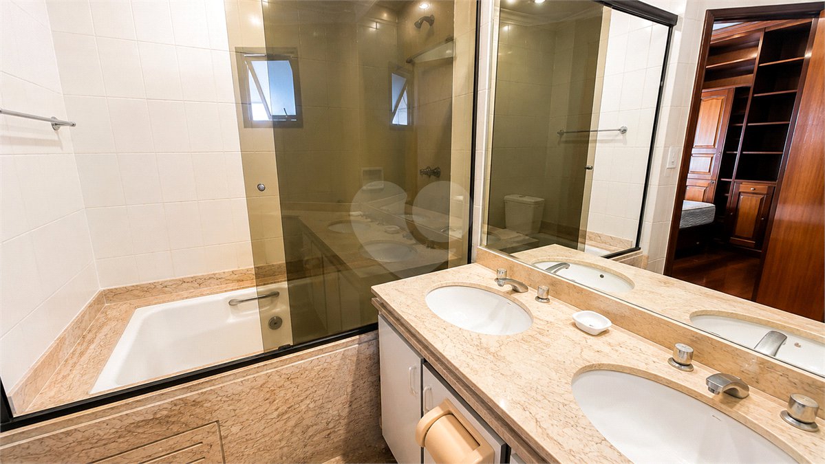 Apartamento à venda com 4 quartos, sendo 1 suíte, em Moema, São Paulo, SP
