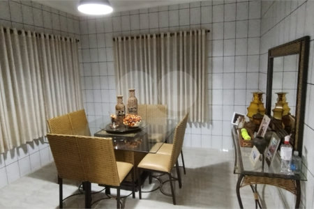 Casa à venda com 3 quartos, sendo 1 suíte, no Centro, Paranaíba, MS