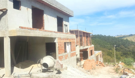 Casa à venda com 4 quartos, sendo 2 suítes, no condomínio Jaboticabeiras, Atibaia - SP
