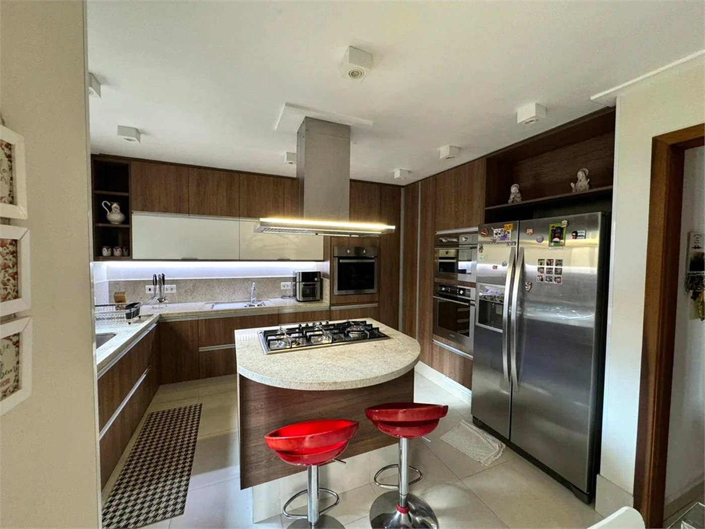 Casa à venda com 3 quartos, sendo 1 suíte, no condomínio Residencial Jardim das Flores 1510, Cotia - SP