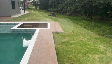 Casa à venda com 4 suítes no condomínio Figueira Garden, Atibaia - SP