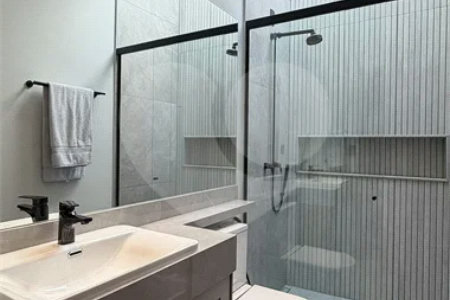 Indaiatuba - HOME DESIGN - Casa Térrea - Condomínio Paradiso - 420 m² de terreno - 307,19 m² de área construída - 3 suítes completas, sendo 1 master com closet planejado e banheira de imersão - Sala de TV reversível para 4ª suíte - Sala de estar ampla e varanda gourmet integrada - Cozinha com móve
