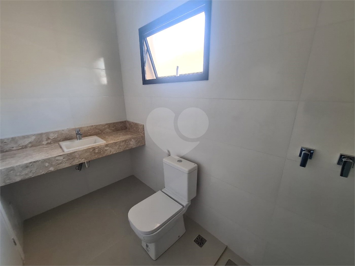 Casa à venda com 3 suítes no condomínio Loteamento Recanto dos Paturis, Vinhedo - SP