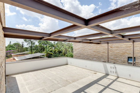 Casa à venda com 4 quartos, sendo 3 suítes, no condomínio Jardim Flora, São Paulo - SP
