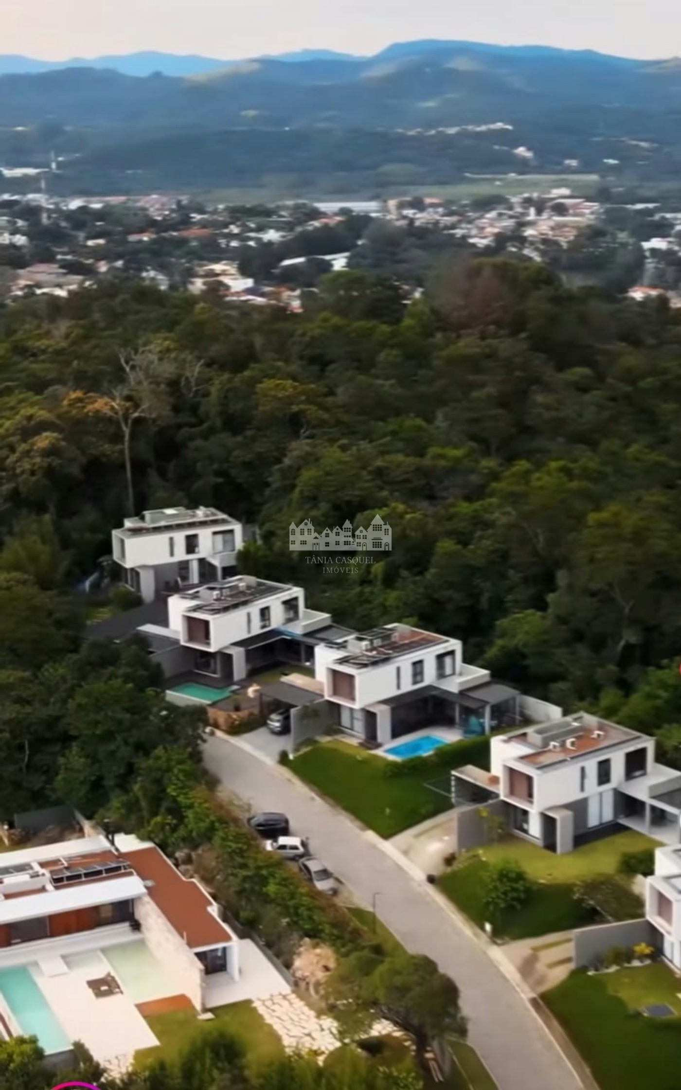 Casa à venda com 3 suítes no condomínio Lá Reserva Atibaia, Atibaia - SP