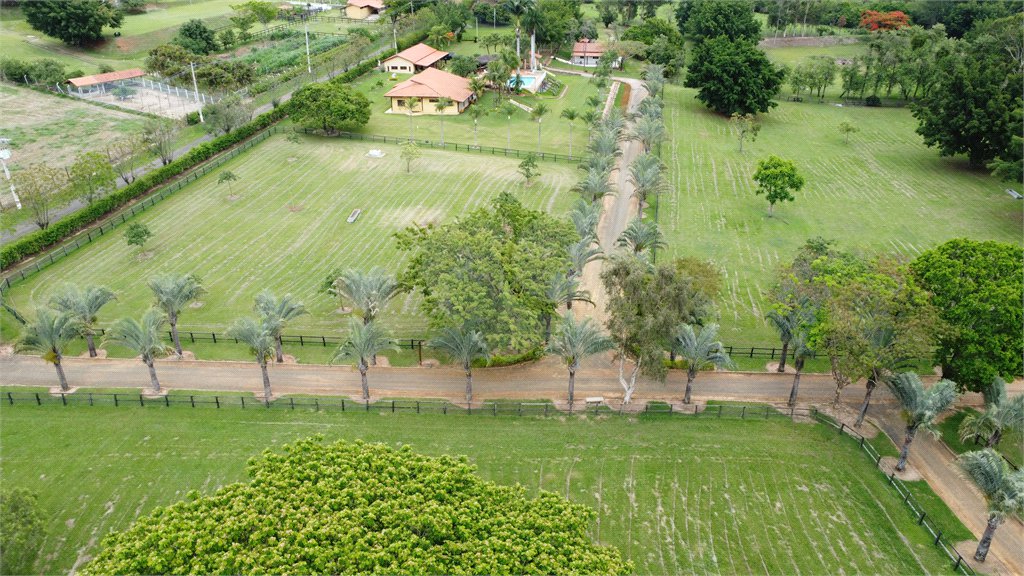 Casa à venda com 8 quartos, sendo 4 suítes, no condomínio Santa Filomena, Salto - SP