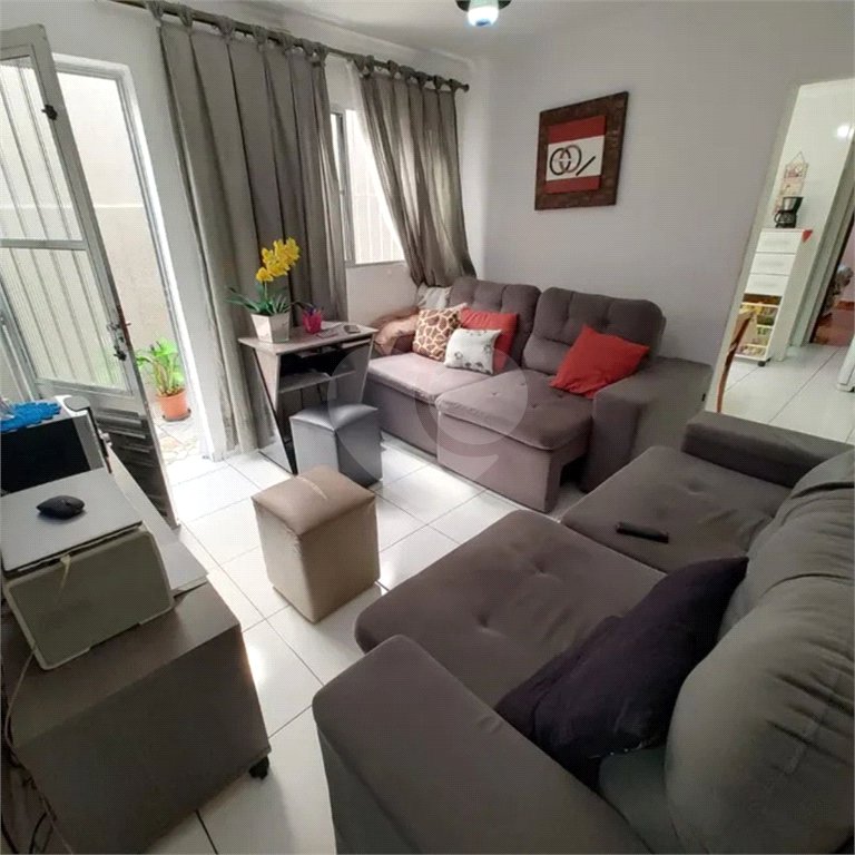 Casa à venda com 2 quartos, sendo 1 suíte, em Parque Maria Domitila, São Paulo, SP