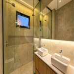 Indaiatuba - Condominio Sapezal - R$ 2.400.000,00 - Área Total 360,00 m² - Área Construída 213,32 m² - TÉRREA - 03 suítes sendo a master com closet; - Escritório; Lavabo; Cozinha com cooktop e planejados; Gourmet com churrasqueira; Ambientes preparados para ar condicionado; Piscina com cascata,