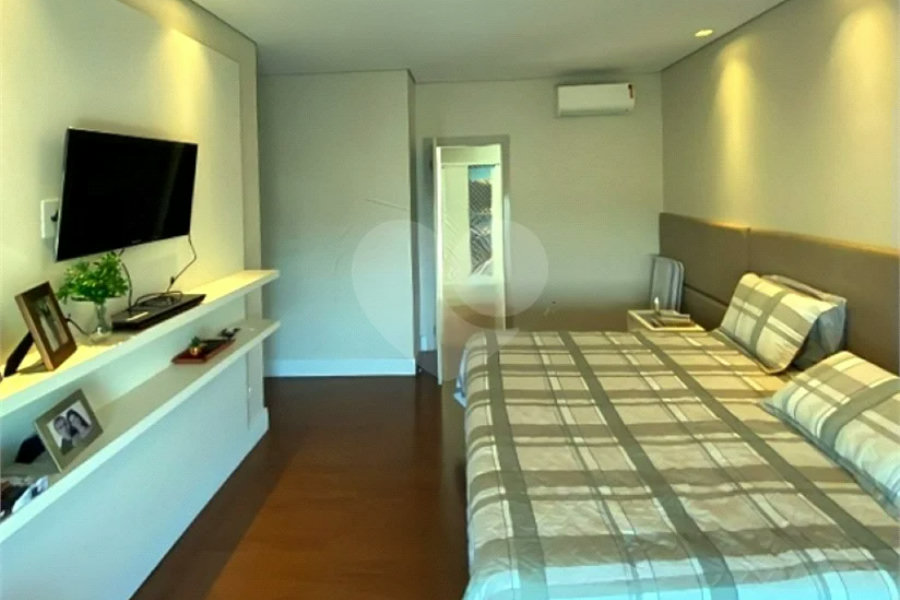 Casa de Alto Padrão em Condomínio com 4 suítes.