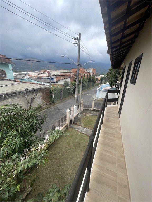 Casa à venda com 5 quartos, sendo 3 suítes, no condomínio Recanto das Palmeiras, Rio de Janeiro - RJ