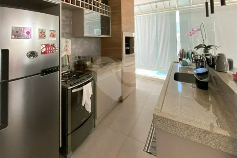 Casa de Alto Padrão em Condomínio com 4 suítes.