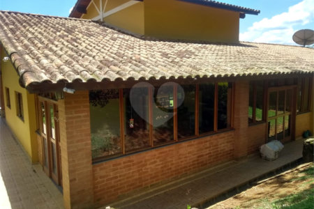 Chácara à venda com 4 quartos, sendo 1 suíte, em Bairro dos Pires, Extrema, MG