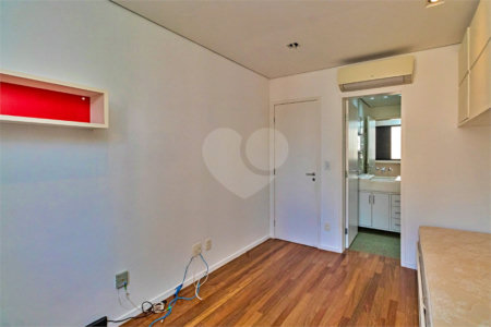 Apartamento à venda com 3 quartos, sendo 1 suíte, em Vila Olímpia, São Paulo, SP