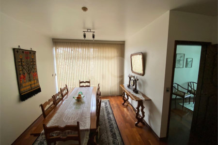Casa Térrea com 3 suítes, sendo 1 suíte master.