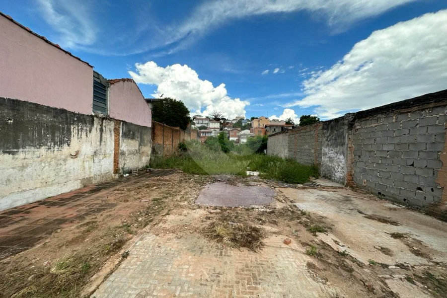 Terreno residencial com vocação comercial à venda no bairro Jaraguá. - 300 m² - 10x30 + acesso a área verde (50 m²)