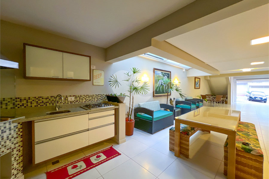 Casa à venda com 3 quartos, sendo 2 suítes, no condomínio Floradas da Serra, São Paulo - SP