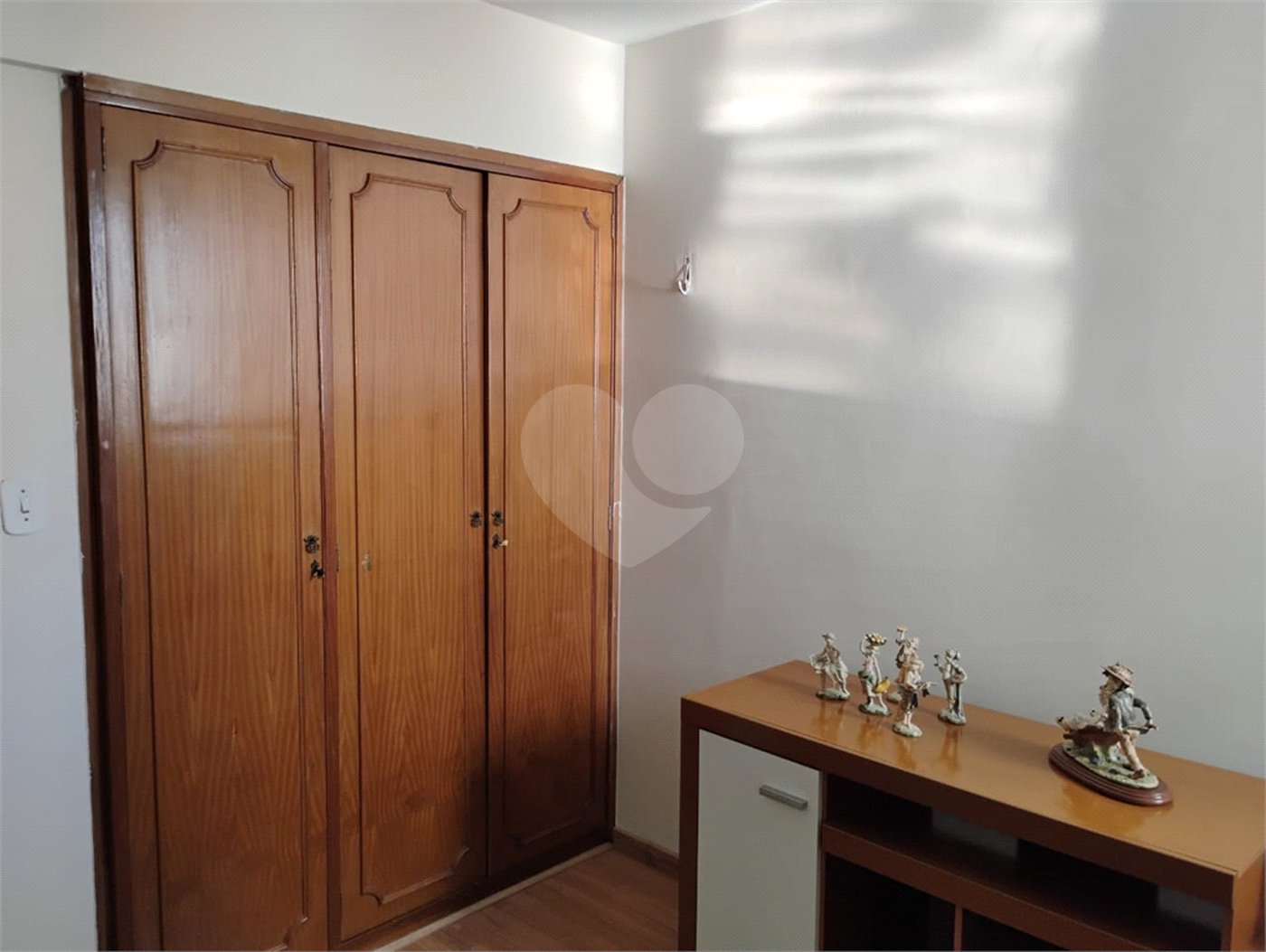 Vende-se apartamento no Jardim Aeroporto com 03 dormitórios