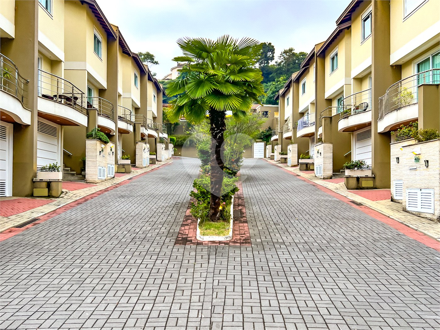 Casa à venda com 3 quartos, sendo 2 suítes, no condomínio Floradas da Serra, São Paulo - SP