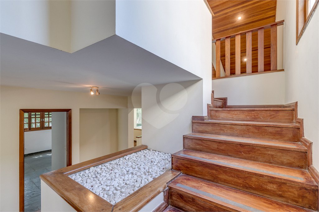Casa à venda com 5 quartos, sendo 3 suítes, no condomínio Granja do Morumbi, São Paulo - SP