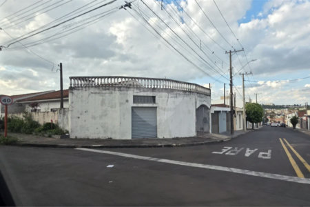 Casa térrea, 2 dormitórios com salão comercial Jd. Nova São Carlos
