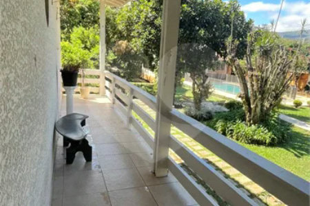 Residência térrea com 05 dormitorios, sendo 03 suítes, piscina e vagas para autos em Atibaia sp