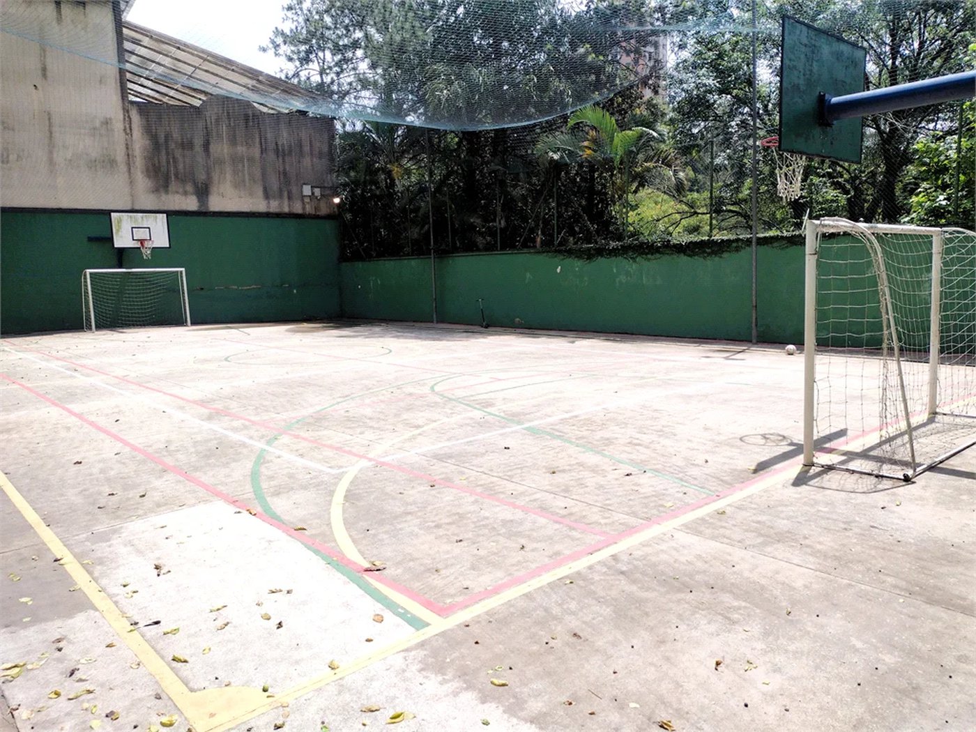 Casa à venda com 4 quartos, sendo 3 suítes,  no condomínio Vila das Flores, São Paulo - SP