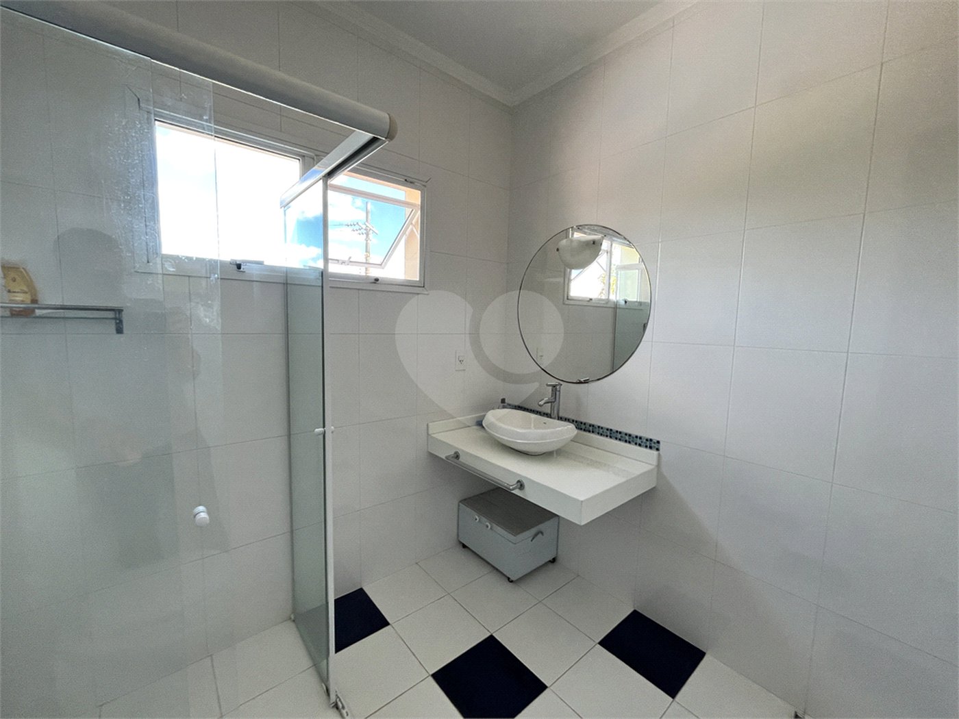 Casa à venda com 5 quartos, sendo 3 suítes,  no condomínio Village Saint Charbel, Araçoiaba da Serra - SP