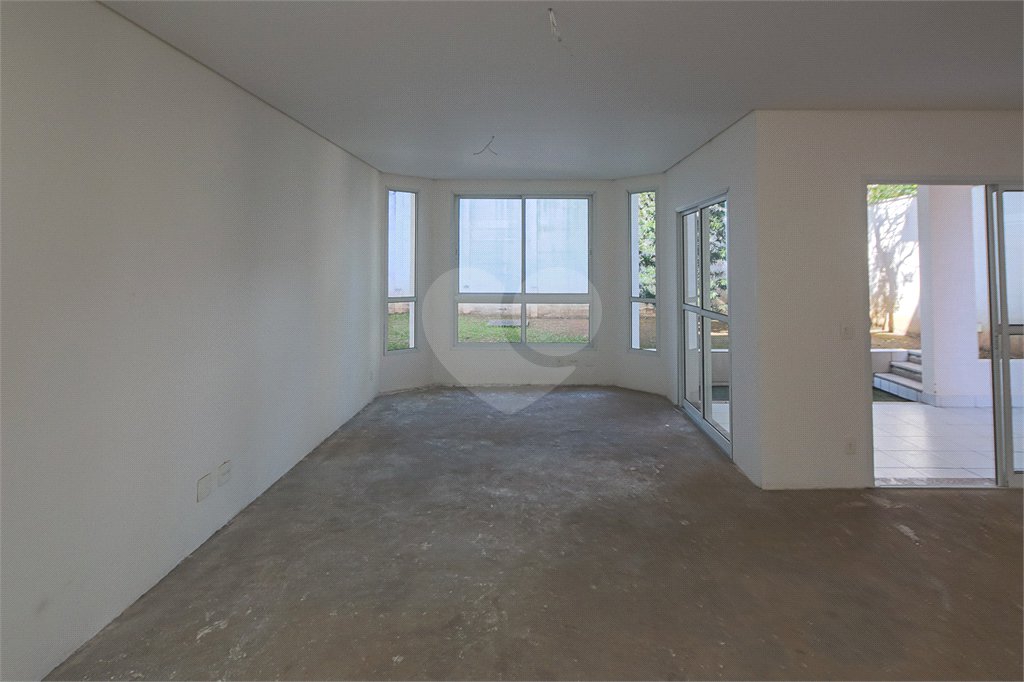 Casa à venda com 4 quartos, sendo 2 suítes, no condomínio Bristol Village, São Paulo - SP