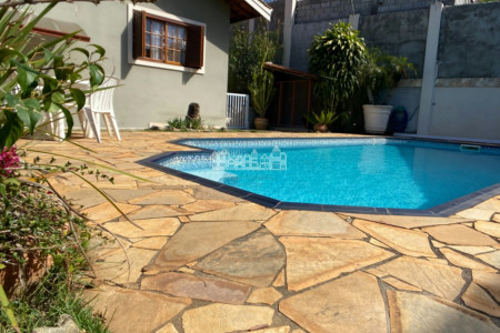Casa à venda com 3 quartos, sendo 1 suíte, com vista deslumbrante em Recreio Maristela, Atibaia