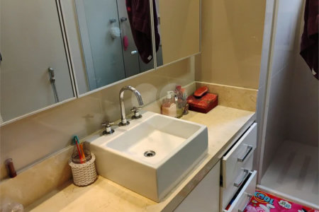 Apartamento reformado , 3 suítes , 3 vagas. Próximo a Avenida Paulista e metrô Brigadeiro . Prédio de construtora renomada. Único !