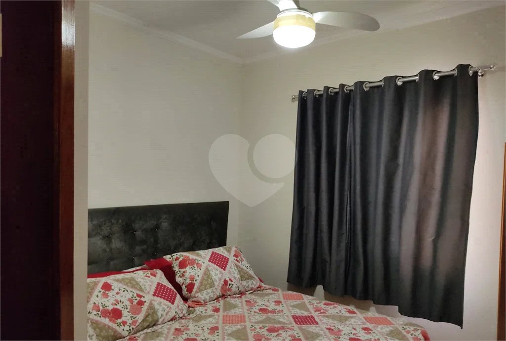 Apartamento térreo , três quartos sendo uma suíte.