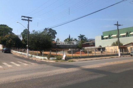 Terreno plano à venda ou locação na Alameda Lucas Nogueira Garcez – Vila Giglio, Atibaia