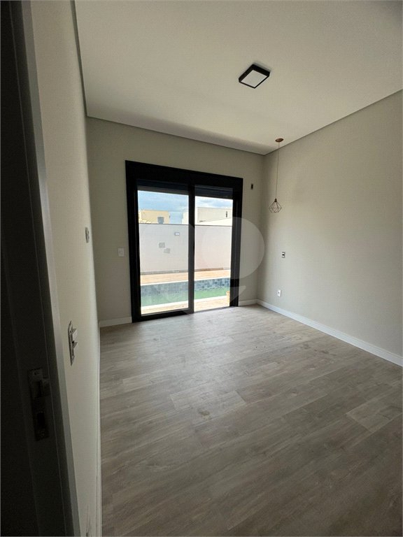 Casa à venda com 3 quartos, sendo 1 suíte, no condomínio Reserva Central Parque, Salto - SP