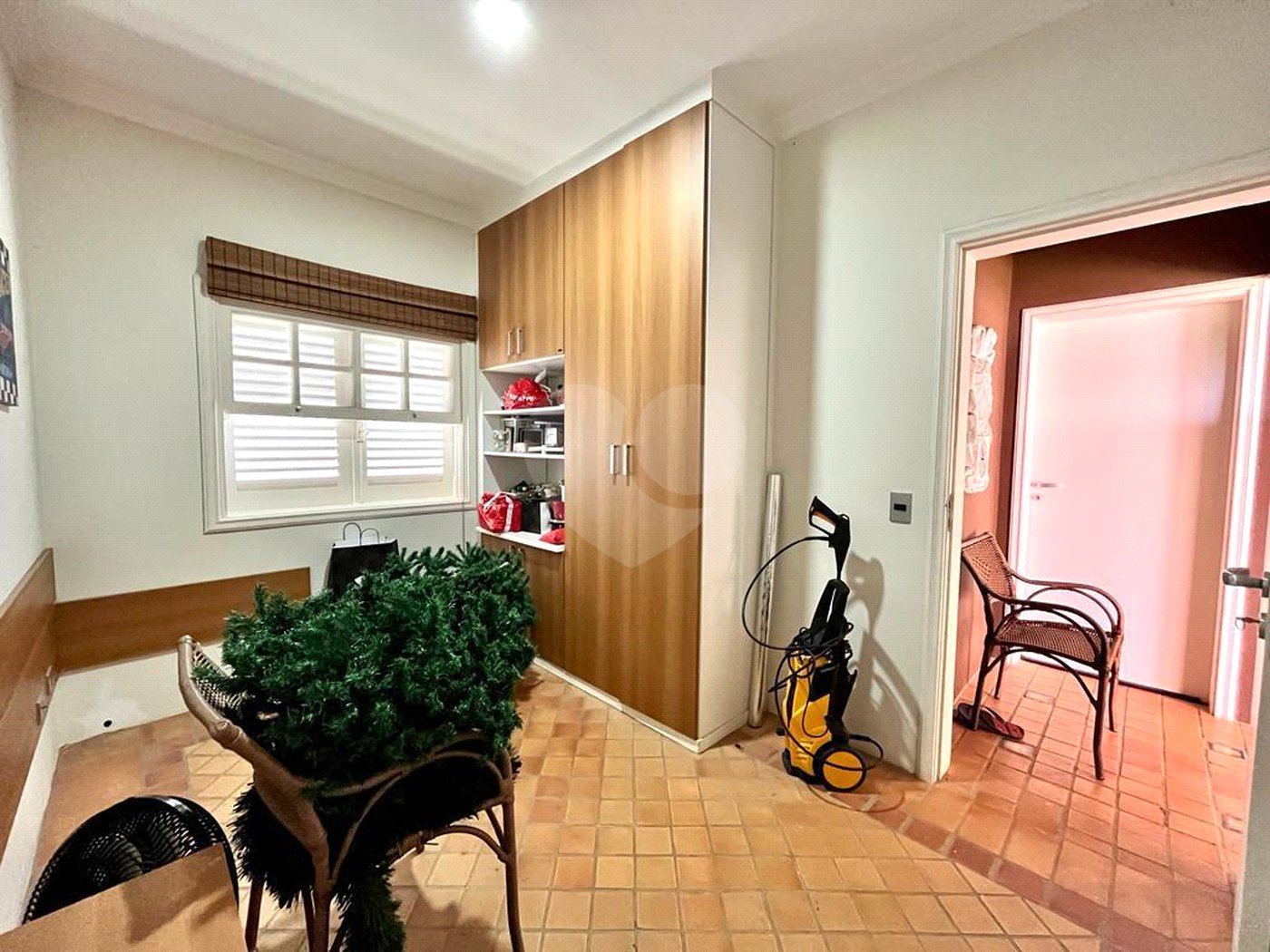 Casa à venda com 5 quartos, sendo 3 suítes, no condomínio Santa Teresa 1, Vinhedo - SP