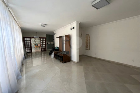 Sobrado à venda com 4 quartos, sendo 1 suíte,  em Vila Cordeiro, São Paulo, SP
