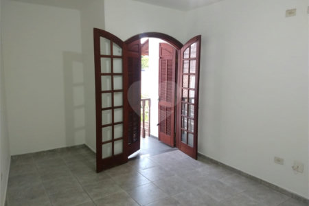 Sobrado à venda com 3 quartos, sendo 1 suíte, em Parque Ramos Freitas, São Paulo, SP