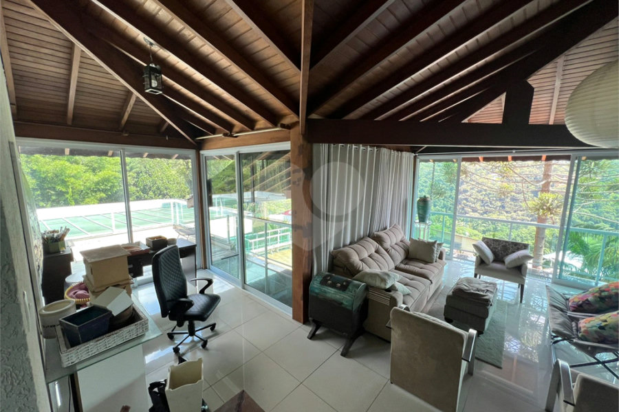 Casa à venda com 6 quartos, sendo 5 suítes, no condomínio Alpes da Cantareira, Mairiporã - SP