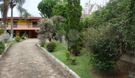 Casa à venda com 4 quartos, sendo 2 suítes,  em Country Residencial Felix, Bom Jesus dos Perdões, SP